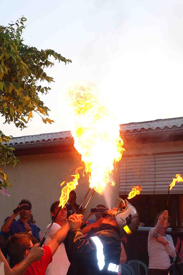 Spectacles cracheur et cracheuse de feu
